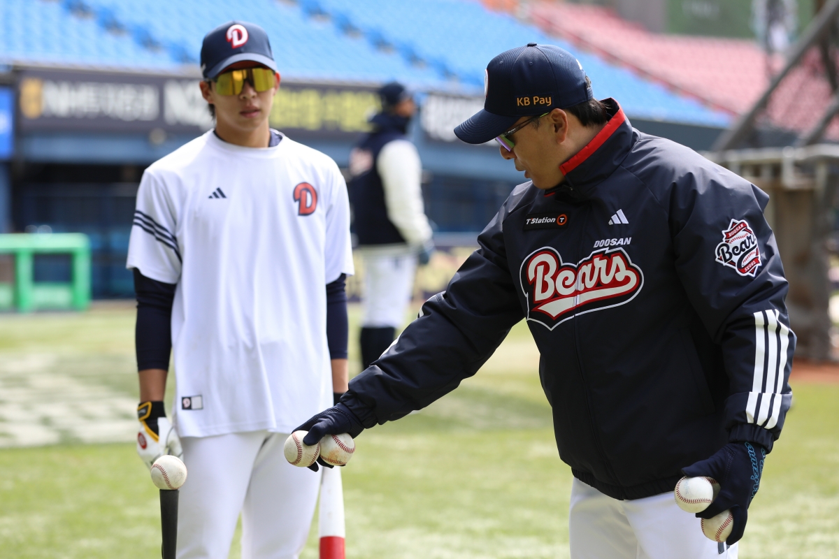 30일 서울 잠실구장에서 열린 삼성 라이온즈와 두산 베어스의 경기, 경기 전 김민석이 이승엽 감독의 조언을 듣고 있다. 두산 베어스