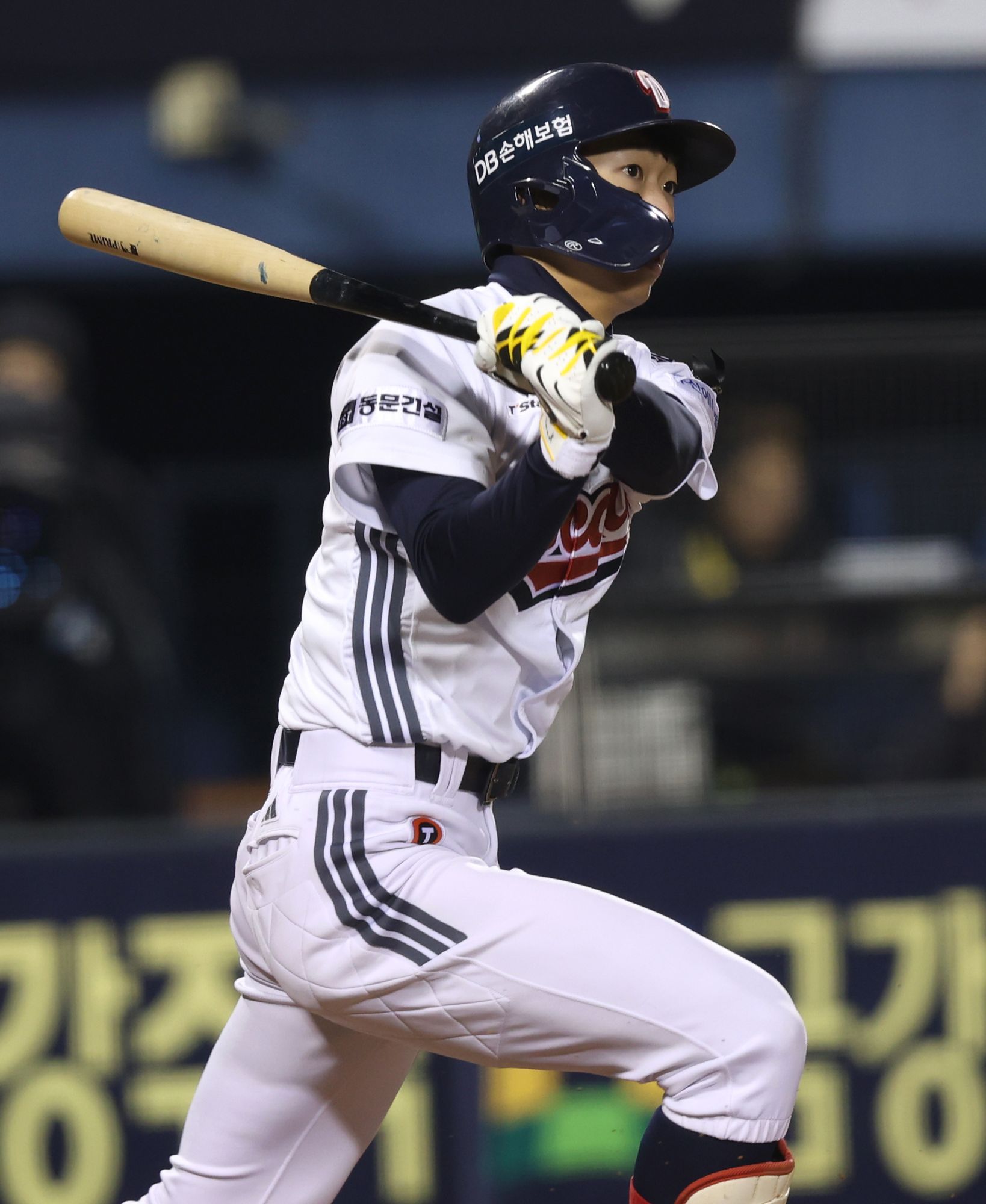1일 서울 잠실구장에서 열린 키움 히어로즈와 두산 베어스의 경기, 김민석이 타격을 하고 있다. 두산 베어스