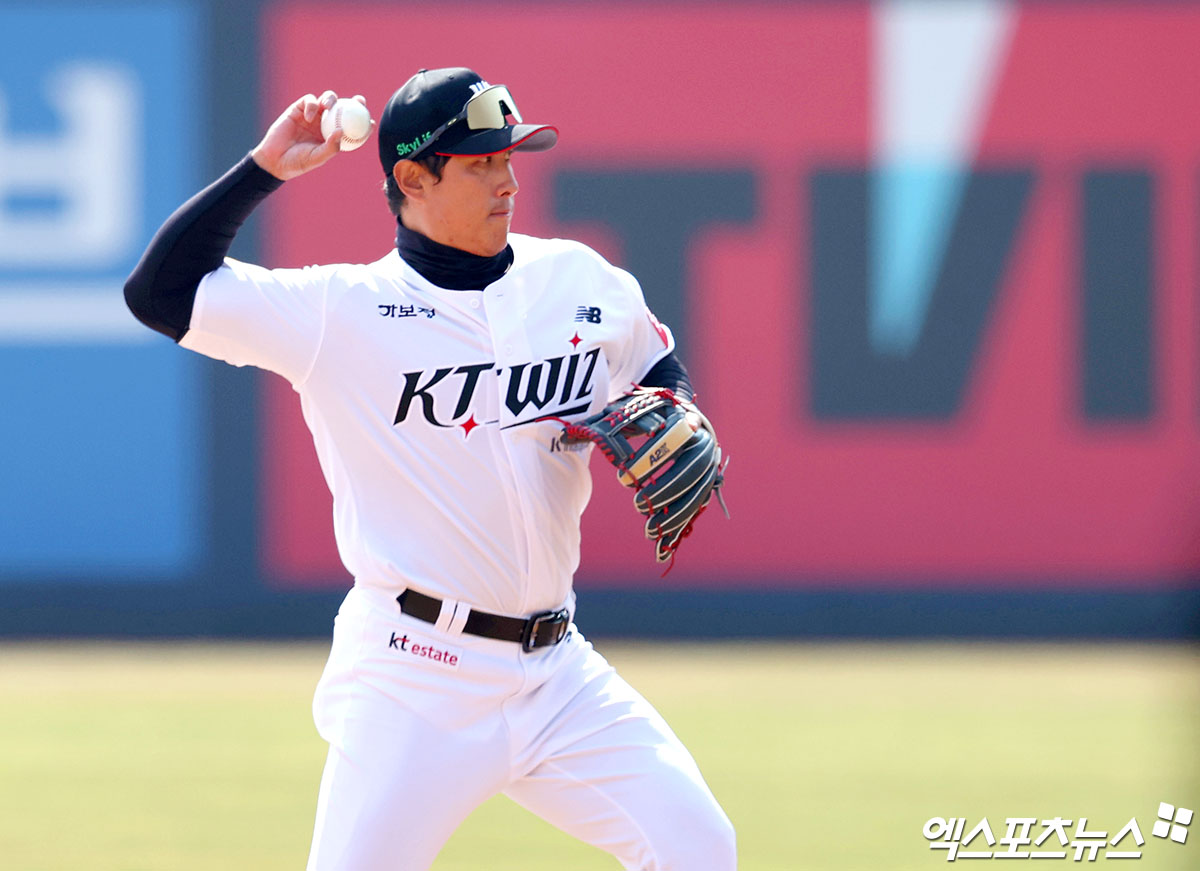 KT 내야수 황재균(사진)은 3일 수원 KT위즈파크에서 열릴 '2025 신한 SOL Bank KBO 리그' LG와 정규시즌 두 번째 맞대결에서 5번타자 3루수로 선발 출전한다. 허경민의 부재로 시즌 첫 3루수로 나선다. 엑스포츠뉴스 DB