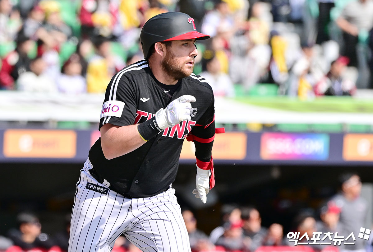 LG 내야수 오스틴은 3일 수원 KT위즈파크에서 열린 '2025 신한 SOL Bank KBO 리그' KT와 시즌 두 번째 맞대결에서 3번타자 1루수로 선발 출전했다. 5회초 솔로포를 쳐내며 4경기 연속 홈런 행진을 이어갔다. 엑스포츠뉴스 DB