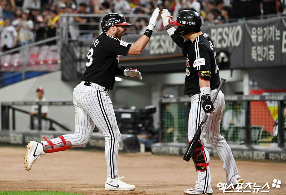 LG 내야수 오스틴(왼쪽)은 3일 수원 KT위즈파크에서 열린 '2025 신한 SOL Bank KBO 리그' KT와 시즌 두 번째 맞대결에서 3번타자 1루수로 선발 출전했다. 5회초 솔로포를 쳐내며 4경기 연속 홈런 행진을 이어갔다. 엑스포츠뉴스 DB