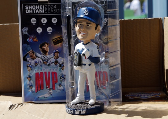 LA 다저스 오타니 쇼헤이가 지난 2일 애틀란타전에서 9회 말 끝내기 홈런으로 70년 만에 팀 개막 8연승을 이끌었다. AP 연합뉴스