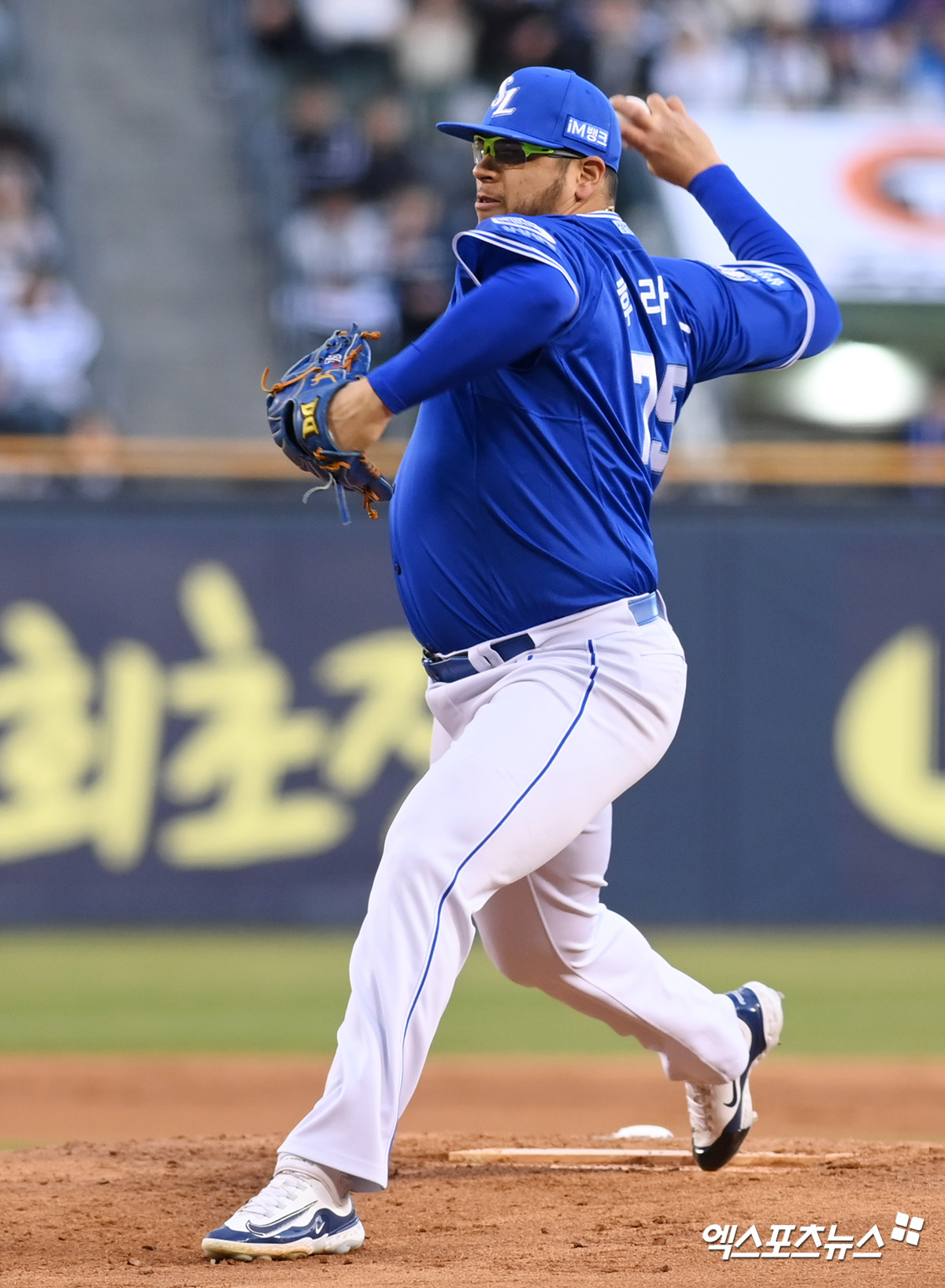 28일 오후 서울 송파구 잠실야구장에서 열린 '2025 신한 SOL Bank KBO리그' 삼성 라이온즈와 두산 베어스의 경기, 1회말 삼성 선발투수 후라도가 공을 힘차게 던지고 있다. 엑스포츠뉴스 DB