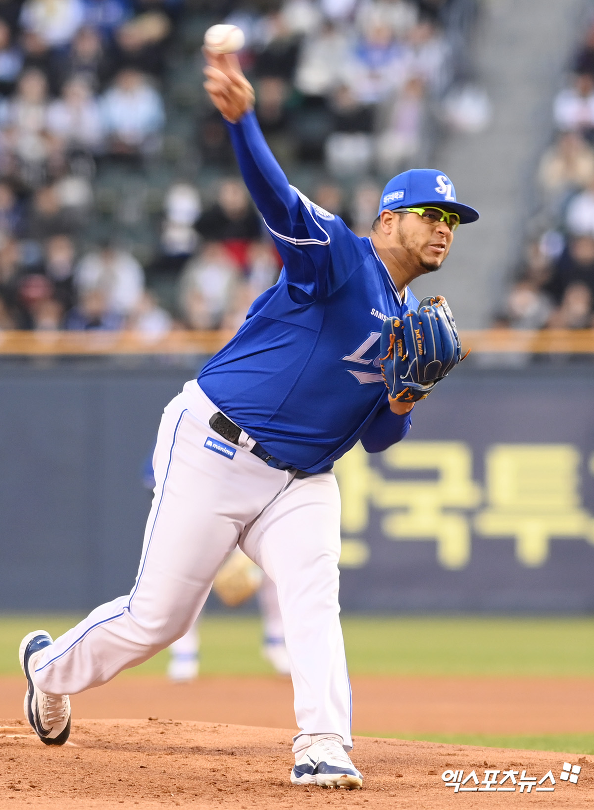 28일 오후 서울 송파구 잠실야구장에서 열린 '2025 신한 SOL Bank KBO리그' 삼성 라이온즈와 두산 베어스의 경기, 1회말 삼성 선발투수 후라도가 공을 힘차게 던지고 있다. 엑스포츠뉴스 DB