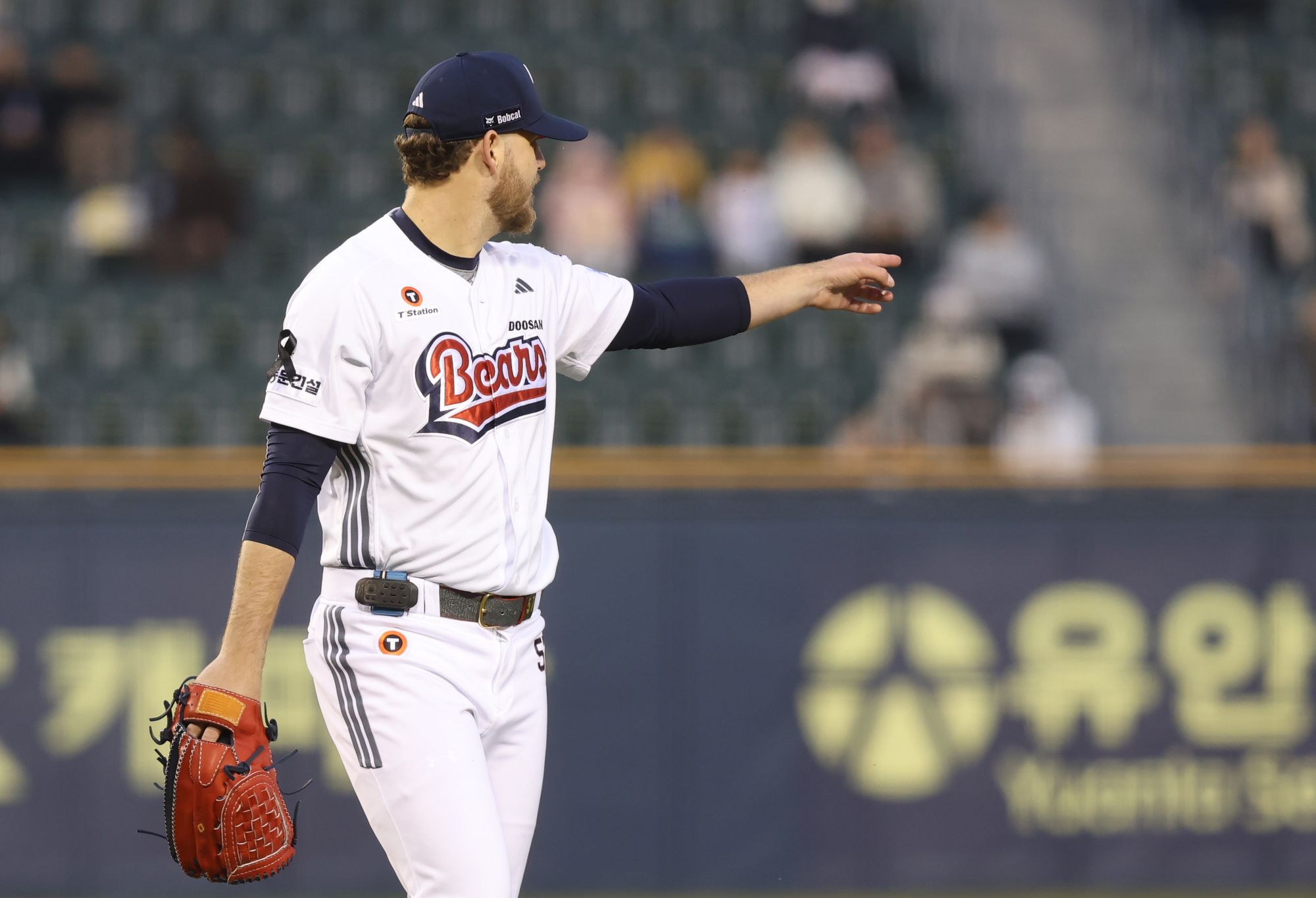 두산 베어스는 3일 서울 잠실구장에서 열린 2025 신한 SOL Bank KBO리그 키움 히어로즈와의 홈경기에서 6-1 승리를 거두고 시즌 첫 연승과 위닝시리즈를 달성했다. 이날 선발투수로 등판한 콜어빈은 6이닝 5피안타 1볼넷 6탈삼진 1실점으로 호투하고 시즌 2승을 올렸다. 두산 베어스