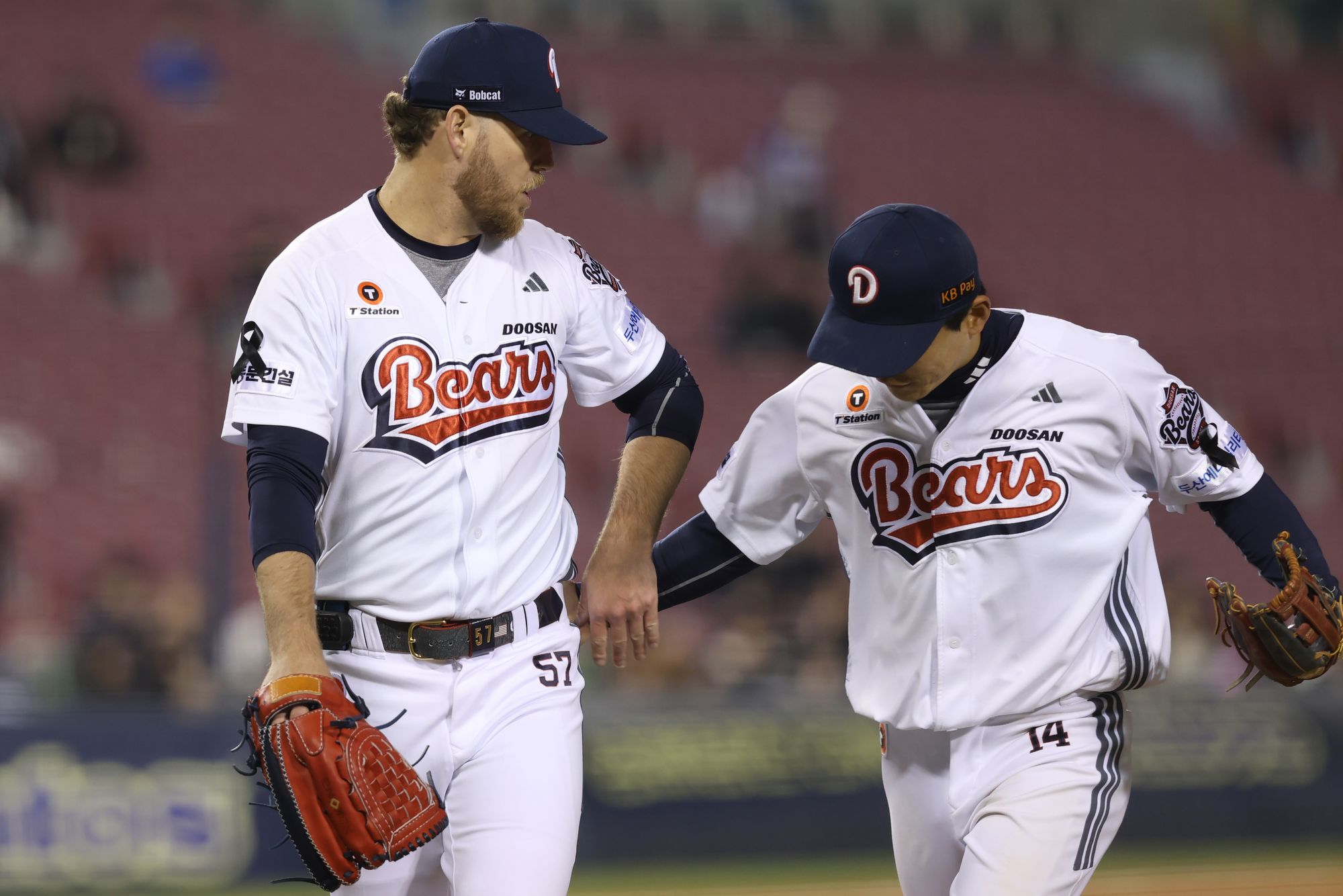 두산 베어스는 3일 서울 잠실구장에서 열린 2025 신한 SOL Bank KBO리그 키움 히어로즈와의 홈경기에서 6-1 승리를 거두고 시즌 첫 연승과 위닝시리즈를 달성했다. 이날 선발투수로 등판한 콜어빈은 6이닝 5피안타 1볼넷 6탈삼진 1실점으로 호투하고 시즌 2승을 올렸다. 두산 베어스