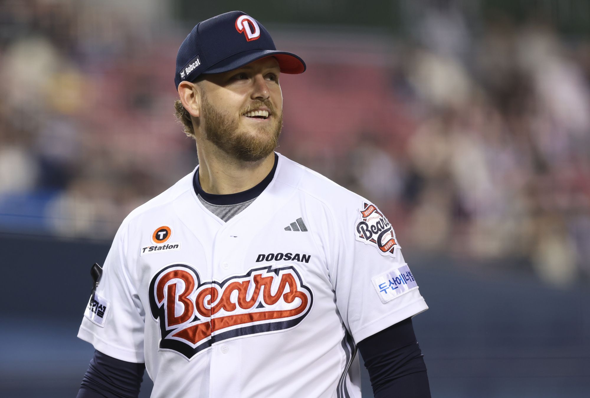 두산 베어스는 3일 서울 잠실구장에서 열린 2025 신한 SOL Bank KBO리그 키움 히어로즈와의 홈경기에서 6-1 승리를 거두고 시즌 첫 연승과 위닝시리즈를 달성했다. 이날 선발투수로 등판한 콜어빈은 6이닝 5피안타 1볼넷 6탈삼진 1실점으로 호투하고 시즌 2승을 올렸다. 두산 베어스