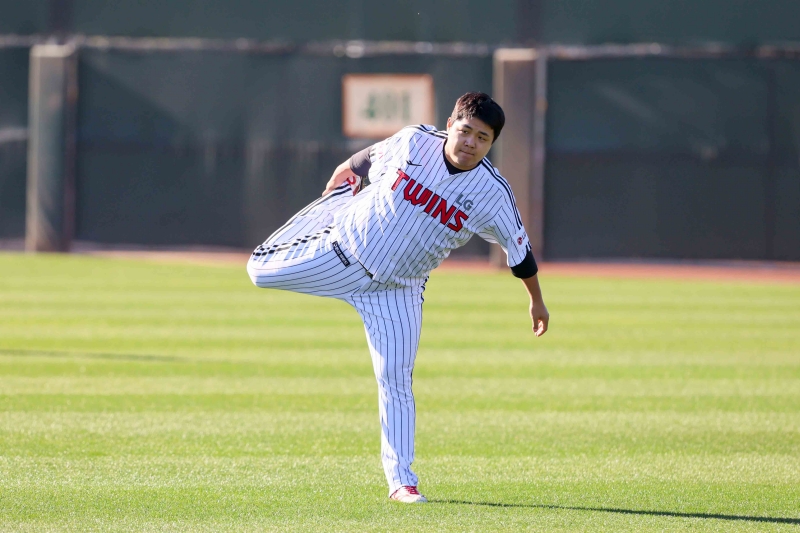 LG 투수 장현식은 3일 수원 KT위즈파크에서 열린 '2025 신한 SOL Bank KBO 리그' KT와 시즌 두 번째 맞대결을 앞두고 1군에 합류했다. 하루 뒤(4일) 잠실구장에서 열릴 KIA전에서 1군 엔트리에 합류할 전망이다. LG 트윈스