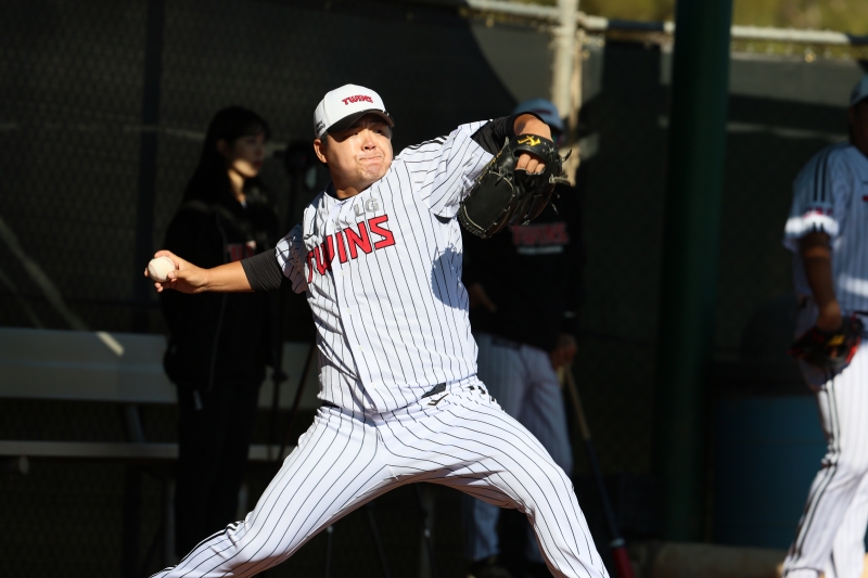 LG 투수 장현식은 3일 수원 KT위즈파크에서 열린 '2025 신한 SOL Bank KBO 리그' KT와 시즌 두 번째 맞대결을 앞두고 1군에 합류했다. 하루 뒤(4일) 잠실구장에서 열릴 KIA전에서 1군 엔트리에 합류할 전망이다. LG 트윈스