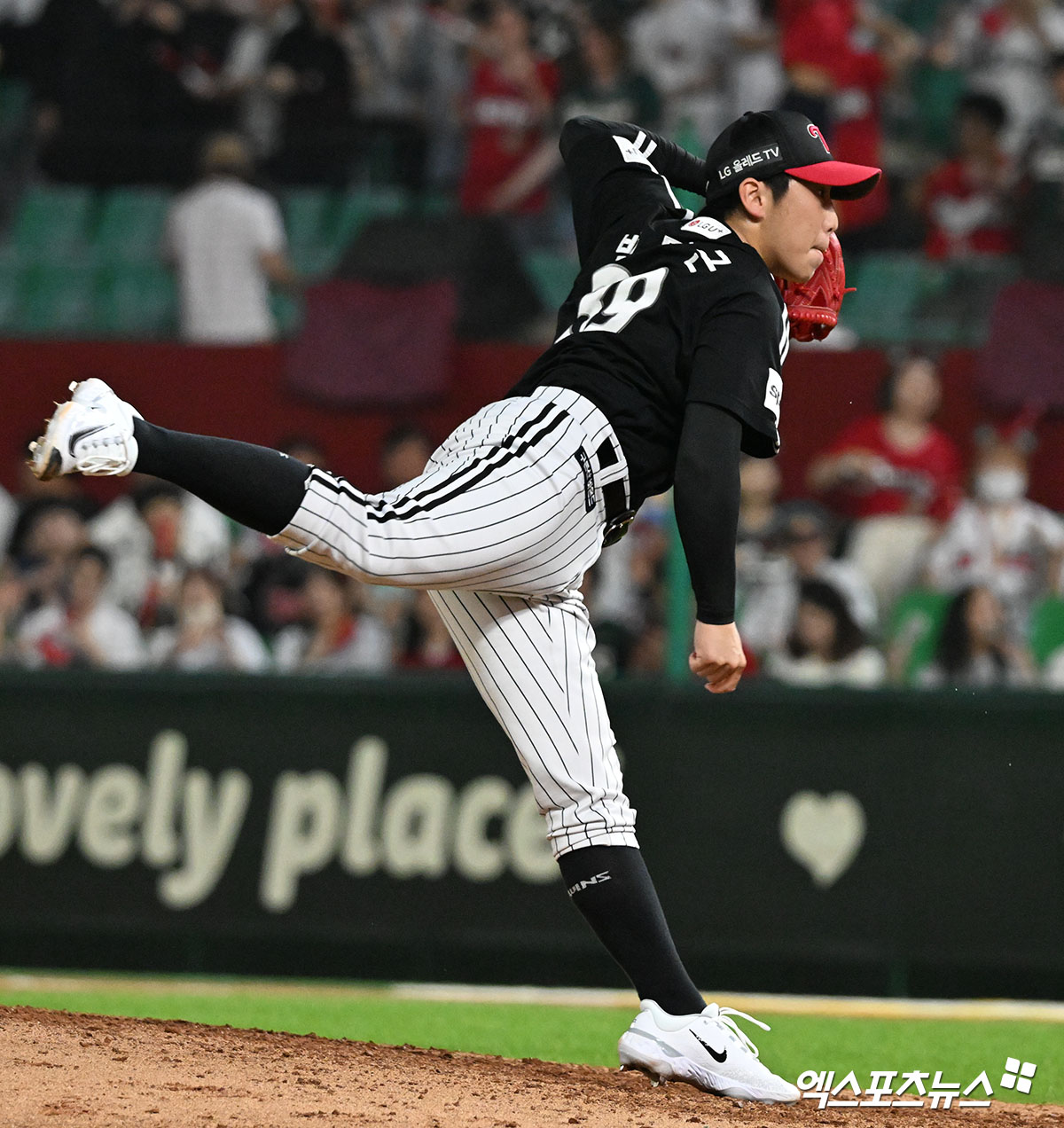 LG 투수 박명근은 3일 수원 KT위즈파크에서 열린 '2025 신한 SOL Bank KBO 리그' KT와 시즌 두 번째 맞대결에서 구원 등판했다. 최종 성적 1⅓이닝 무실점으로 5-1 팀 승리를 지켜 시즌 첫 세이브를 챙겼다. 엑스포츠뉴스 DB