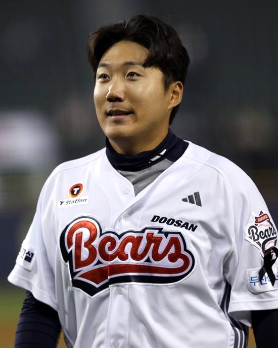 두산 베어스 외야수 김민석이 최근 5경기 연속 무안타 부진 끝에 지난 3일 1군에서 말소돼 2군으로 내려갔다. 이번 주말 친정인 롯데와 정규시즌 첫 맞대결을 앞두고 트레이드 주인공인 김민석이 말소된 가운데 또 다른 트레이드 주인공 추재현의 활약상에 관심이 쏠릴 전망이다. 두산 베어스