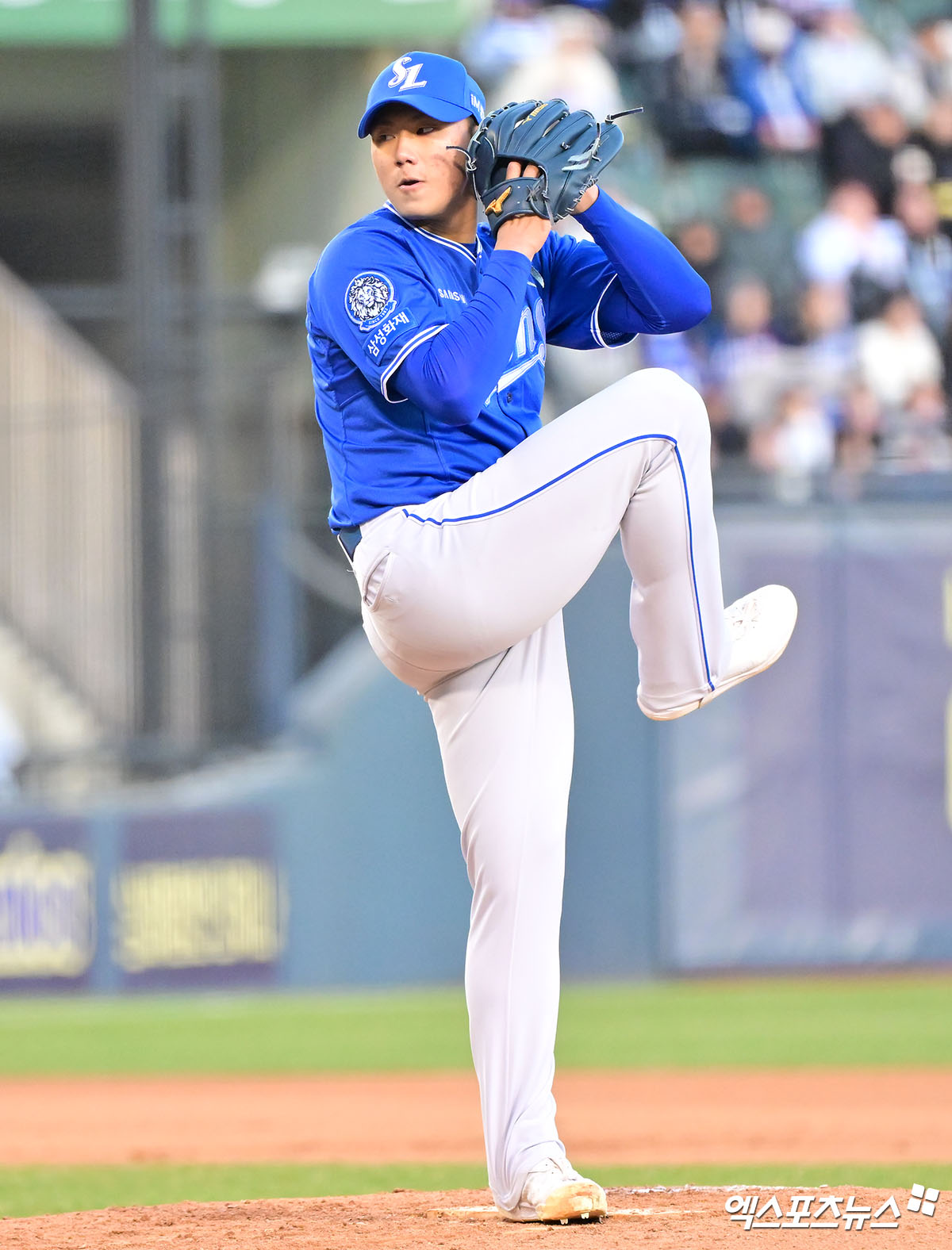 삼성 라이온즈 신인 좌완 배찬승이 개막 초반부터 인상적인 투구를 선보이면서 신인왕 유력 후보로 부상하는 분위기다. 팀 선배 원태인도 배찬승의 구위를 칭찬하면서 조금 더 공격적인 투구를 주문했다. 엑스포츠뉴스 DB