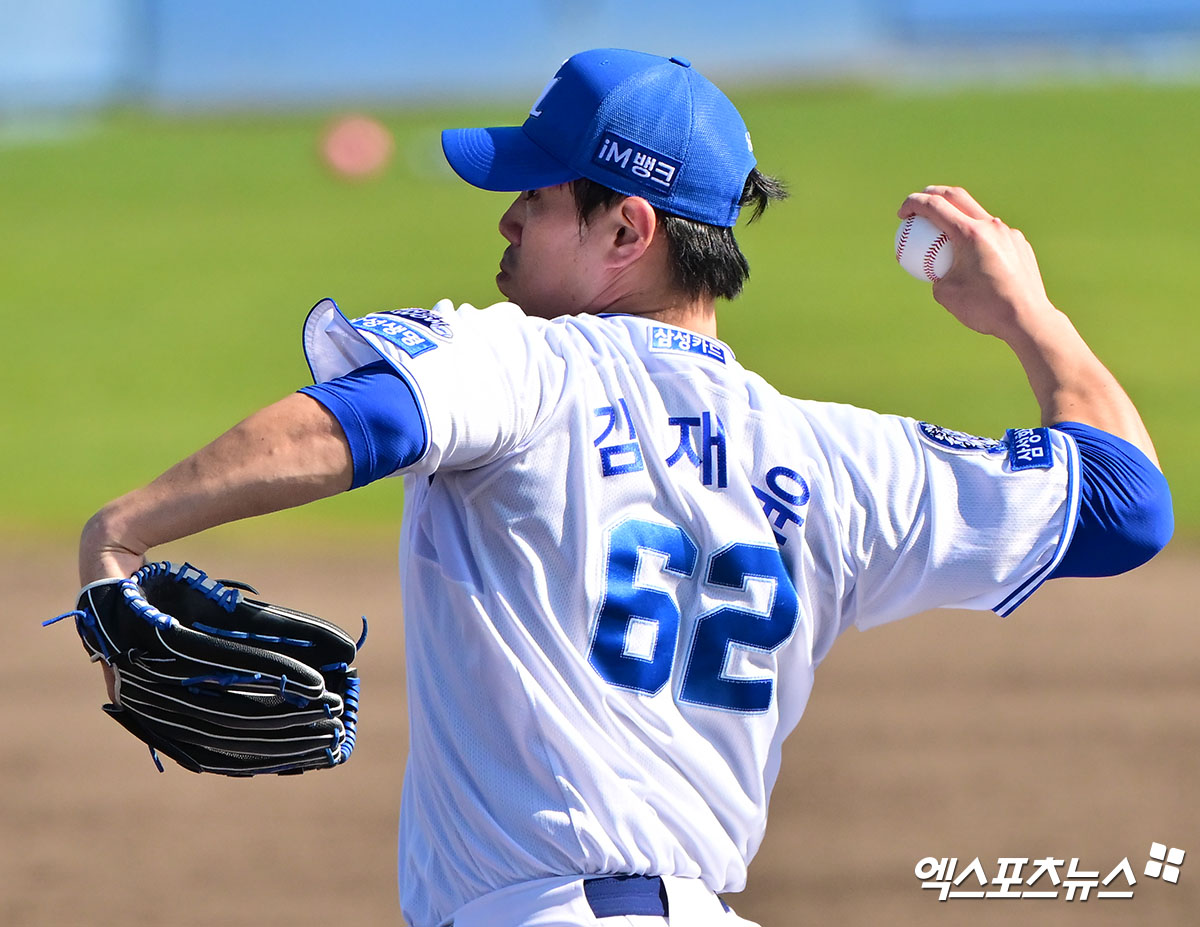 1일 오후 일본 오키나와 온나손 아카마 구장에서 열린 LG 트윈스와 삼성 라이온즈의 연습경기, 9회초 삼성 김재윤이 공을 힘차게 던지고 있다. 엑스포츠뉴스 DB
