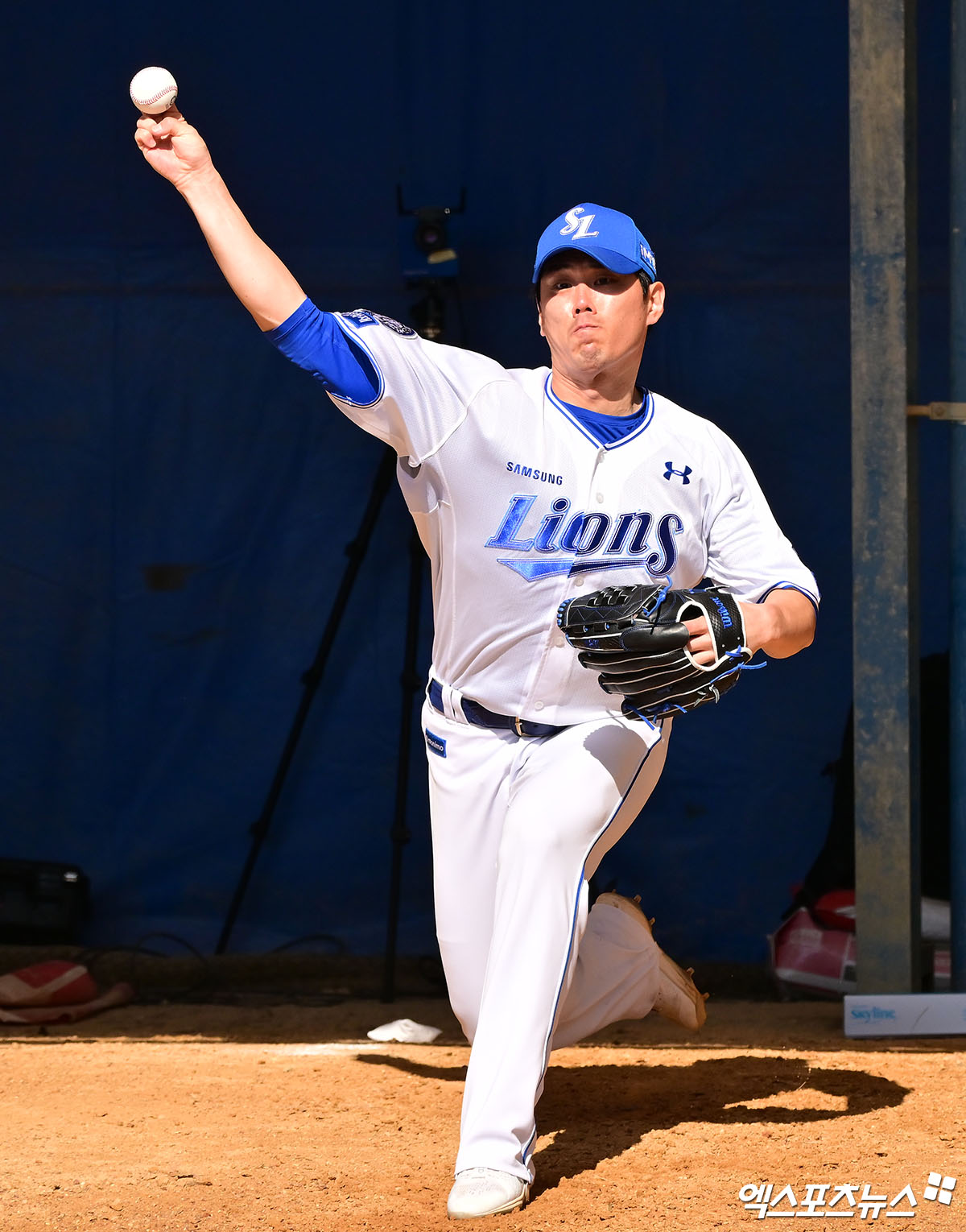 25일 오후 일본 오키나와 온나손 구장에서 열리는 SSG 랜더스와 삼성 라이온즈의 연습경기, 삼성 김재윤이 불펜 피칭을 하고 있다. 엑스포츠뉴스 DB