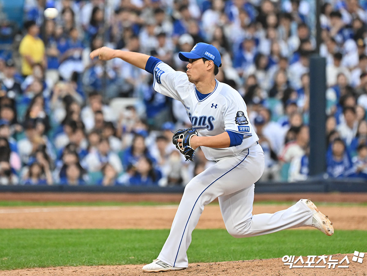 13일 오후 대구삼성라이온즈파크에서 열린 '2024 신한 SOL Bank KBO 포스트시즌' LG 트윈스와 삼성 라이온즈의 플레이오프 1차전 경기, 삼성이 선발 레예스의 호투와 구자욱-김영웅-디아즈의 홈런에 힘입어 LG에 10:4로 승리를 거뒀다.  9회초 2사 2루 삼성 김재윤이 공을 힘차게 던지고 있다. 엑스포츠뉴스 DB