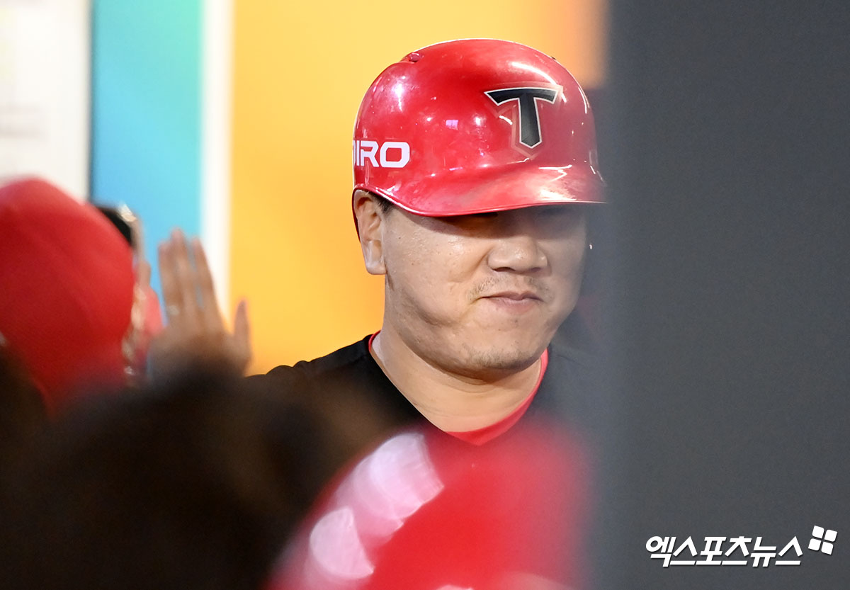 18일 오후 인천SSG랜더스필드에서 열린 '2024 신한 SOL Bank KBO리그' KIA 타이거즈와 SSG 랜더스의 경기, 6회초 1사 2,3루 KIA 이우성이 스리런 홈런을 날린 후 더그아웃에서 하이파이브를 하고 있다. 엑스포츠뉴스 DB
