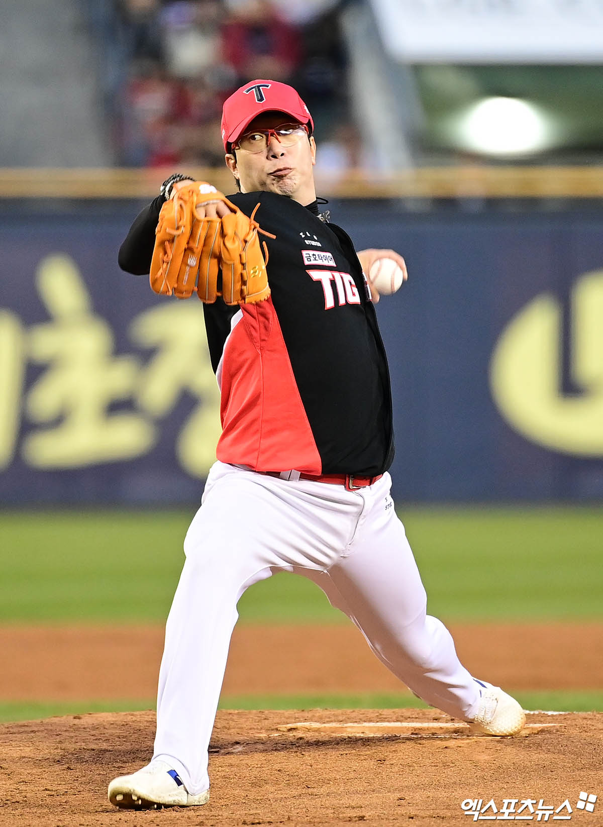 4일 오후 서울 송파구 잠실야구장에서 열린 '2025 신한 SOL Bank KBO리그' KIA 타이거즈와 LG 트윈스의 경기, 1회말 KIA 선발투수 양현종이 역투하고 있다. 잠실, 박지영 기자