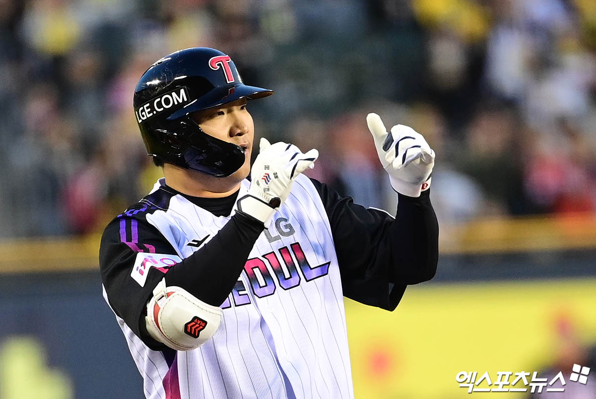 4일 오후 서울 송파구 잠실야구장에서 열린 '2025 신한 SOL Bank KBO리그' KIA 타이거즈와 LG 트윈스의 경기, 1회말 2사 1루 LG 문보경이 1타점 적시 2루타를 때려낸 뒤 KIA 수비를 틈타 3루까지 진루, 세리머니를 하고 있다. 잠실, 박지영 기자