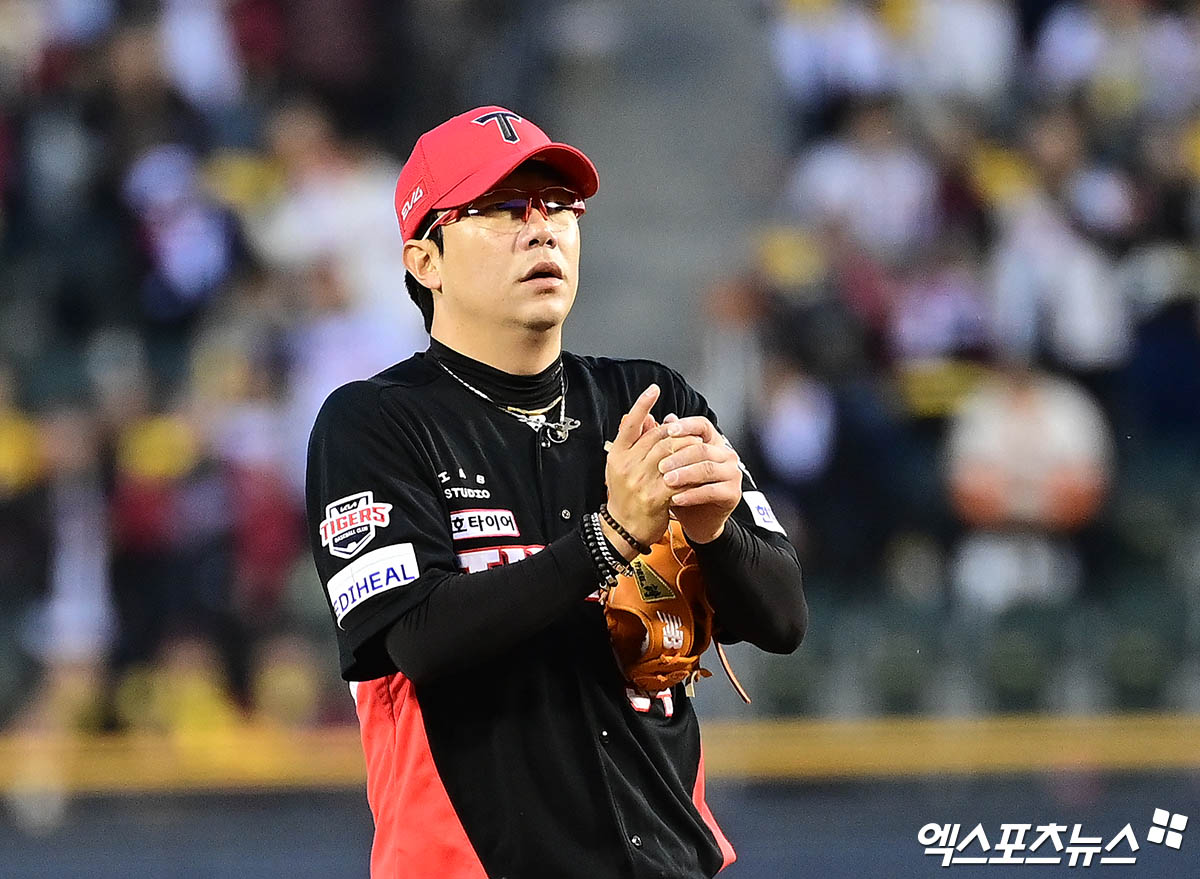 4일 오후 서울 송파구 잠실야구장에서 열린 '2025 신한 SOL Bank KBO리그' KIA 타이거즈와 LG 트윈스의 경기, 1회말 2사 1루 KIA 선발투수 양현종이 LG 문보경에게 실점을 허용한 뒤 아쉬워하고 있다. 잠실, 박지영 기자