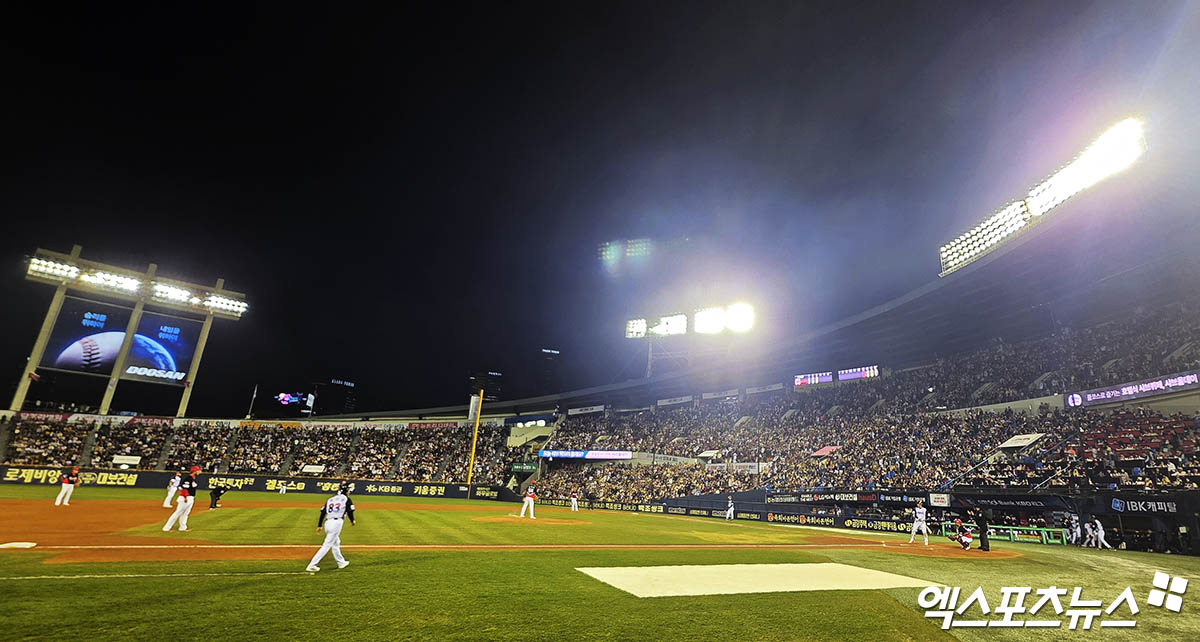4일 오후 서울 송파구 잠실야구장에서 열린 '2025 신한 SOL Bank KBO리그' KIA 타이거즈와 LG 트윈스의 경기, 관중들이 경기를 지켜보고 있다. 잠실, 박지영 기자