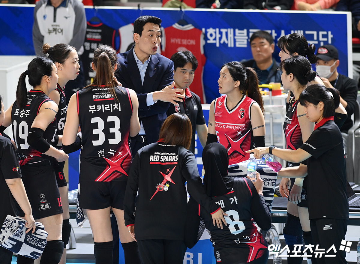 고희진 감독이 이끄는 여자 프로배구 정관장이 4일 대전 충무체육관에서 열린 흥국생명과의 도드람 2024-2025 V리그 여자부 챔피언 결정전 3차전에서 반전을 노렸다. 사진 고아라 기자