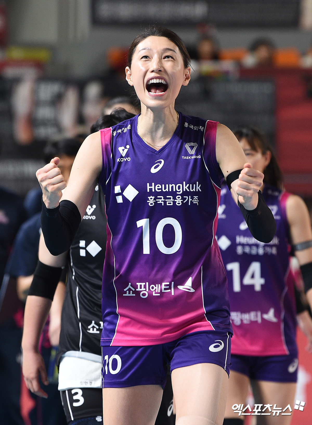 여자 프로배구 흥국생명의 김연경이 4일 대전 충무체육관에서 열린 정관장과의 도드람 2024-2025 V리그 여자부 챔피언 결정전 3차전에서 2세트 승리 후 기뻐하는 모습. 사진 고아라 기자