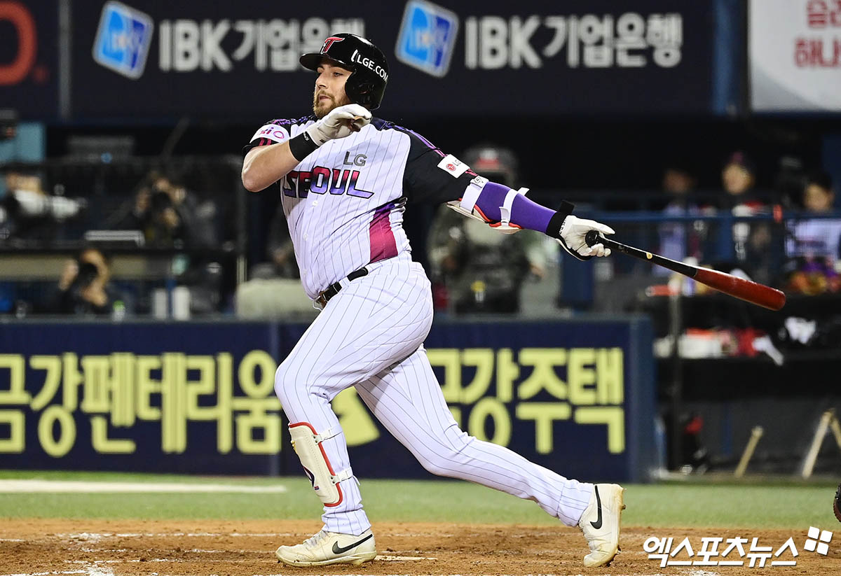 4일 오후 서울 송파구 잠실야구장에서 열린 '2025 신한 SOL Bank KBO리그' KIA 타이거즈와 LG 트윈스의 경기, 5회말 1사 LG 오스틴이 2루타를 때려내고 있다. 잠실, 박지영 기자