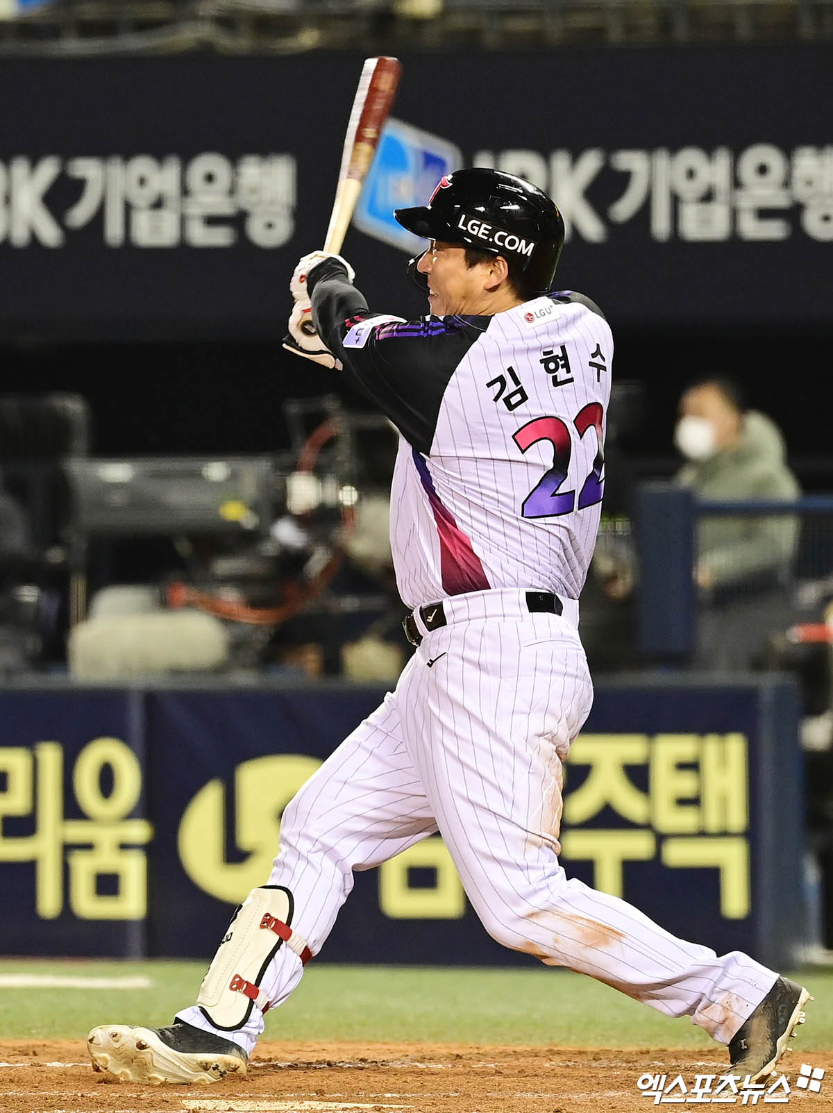 4일 오후 서울 송파구 잠실야구장에서 열린 '2025 신한 SOL Bank KBO리그' KIA 타이거즈와 LG 트윈스의 경기, 3회말 1사 2루 LG 김현수가 1타점 적시타를 때려내고 있다. 잠실, 박지영 기자