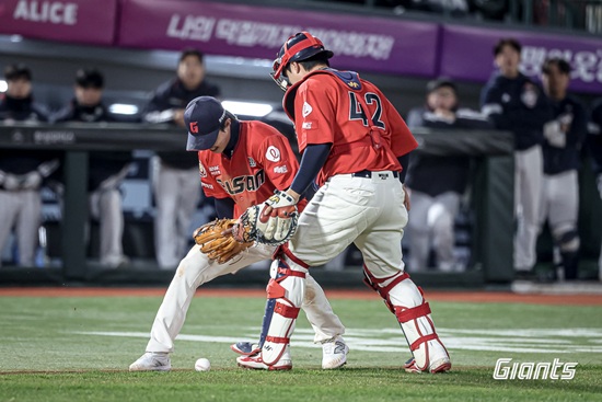 롯데 자이언츠가 지난 4일 사직 두산전에서 실책 퍼레이드를 포함해 견제사와 주루 방해 등 무기력한 경기력으로 대패를 당하면서 4연승이 좌절됐다. 롯데 자이언츠