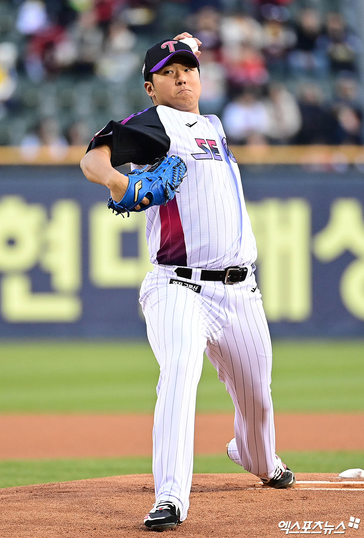 4일 오후 서울 송파구 잠실야구장에서 열린 '2025 신한 SOL Bank KBO리그' KIA 타이거즈와 LG 트윈스의 경기, 1회초 LG 선발투수 송승기가 역투하고 있다. 잠실, 박지영 기자