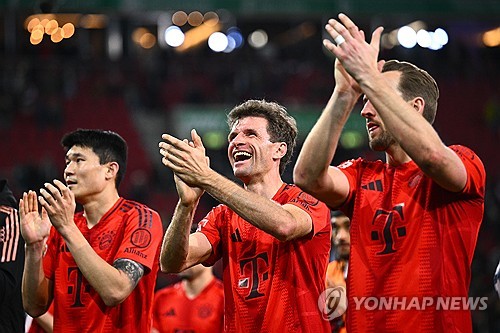 무시알라가 5일(한국시간) 독일 아우크스부르크에 있는 WWK 아레나에서 열린 아우크스부르크와 바이에른 뮌헨의 2024-2025시즌 분데스리가 29라운드 원정 경기에 선발 출장했다. 후반 8분 전방압박 상황에서 무시알라가 왼쪽 햄스트링에 통증을 느꼈다. 스스로 주저앉은 그는 결국 의료진에 의해 부축을 받으면서 경기장을 빠져나왔다. 연합뉴스