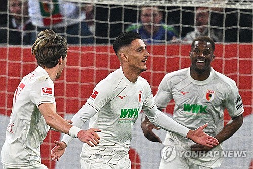 뱅상 콤파니 감독이 이끄는 뮌헨이 5일(한국시간) 독일 아우크스부르크에 있는 WWK아레나에서 열린 아우크스부르크와의 2024-2025시즌 분데스리가 28라운드 원정 경기에서 3-1 역전 승을 거뒀다. 연합뉴스