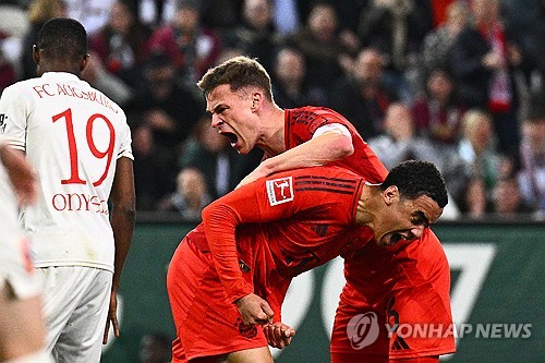 무시알라가 5일(한국시간) 독일 아우크스부르크에 있는 WWK 아레나에서 열린 아우크스부르크와 바이에른 뮌헨의 2024-2025시즌 분데스리가 29라운드 원정 경기에 선발 출장했다. 후반 8분 전방압박 상황에서 무시알라가 왼쪽 햄스트링에 통증을 느꼈다. 스스로 주저앉은 그는 결국 의료진에 의해 부축을 받으면서 경기장을 빠져나왔다. 연합뉴스