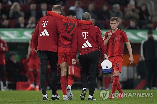 무시알라가 5일(한국시간) 독일 아우크스부르크에 있는 WWK 아레나에서 열린 아우크스부르크와 바이에른 뮌헨의 2024-2025시즌 분데스리가 29라운드 원정 경기에 선발 출장했다. 후반 8분 전방압박 상황에서 무시알라가 왼쪽 햄스트링에 통증을 느꼈다. 스스로 주저앉은 그는 결국 의료진에 의해 부축을 받으면서 경기장을 빠져나왔다. 연합뉴스