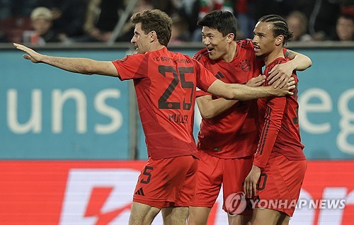 뱅상 콤파니 감독이 이끄는 뮌헨이 5일(한국시간) 독일 아우크스부르크에 있는 WWK아레나에서 열린 아우크스부르크와의 2024-2025시즌 분데스리가 28라운드 원정 경기에서 3-1 역전 승을 거뒀다. 연합뉴스