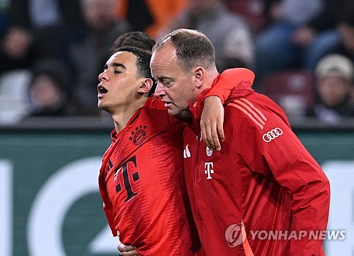 무시알라가 5일(한국시간) 독일 아우크스부르크에 있는 WWK 아레나에서 열린 아우크스부르크와 바이에른 뮌헨의 2024-2025시즌 분데스리가 29라운드 원정 경기에 선발 출장했다. 후반 8분 전방압박 상황에서 무시알라가 왼쪽 햄스트링에 통증을 느꼈다. 스스로 주저앉은 그는 결국 의료진에 의해 부축을 받으면서 경기장을 빠져나왔다. 연합뉴스