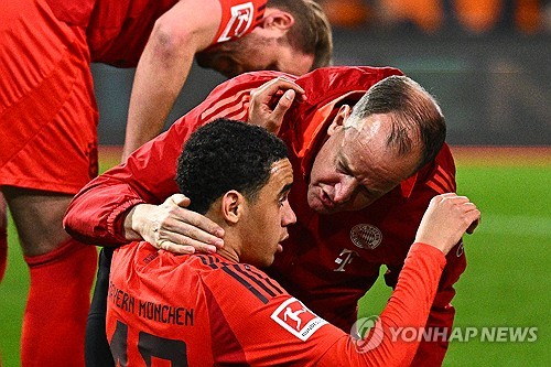 무시알라가 5일(한국시간) 독일 아우크스부르크에 있는 WWK 아레나에서 열린 아우크스부르크와 바이에른 뮌헨의 2024-2025시즌 분데스리가 29라운드 원정 경기에 선발 출장했다. 후반 8분 전방압박 상황에서 무시알라가 왼쪽 햄스트링에 통증을 느꼈다. 스스로 주저앉은 그는 결국 의료진에 의해 부축을 받으면서 경기장을 빠져나왔다. 연합뉴스