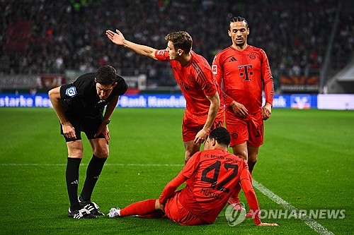 무시알라가 5일(한국시간) 독일 아우크스부르크에 있는 WWK 아레나에서 열린 아우크스부르크와 바이에른 뮌헨의 2024-2025시즌 분데스리가 29라운드 원정 경기에 선발 출장했다. 후반 8분 전방압박 상황에서 무시알라가 왼쪽 햄스트링에 통증을 느꼈다. 스스로 주저앉은 그는 결국 의료진에 의해 부축을 받으면서 경기장을 빠져나왔다. 연합뉴스