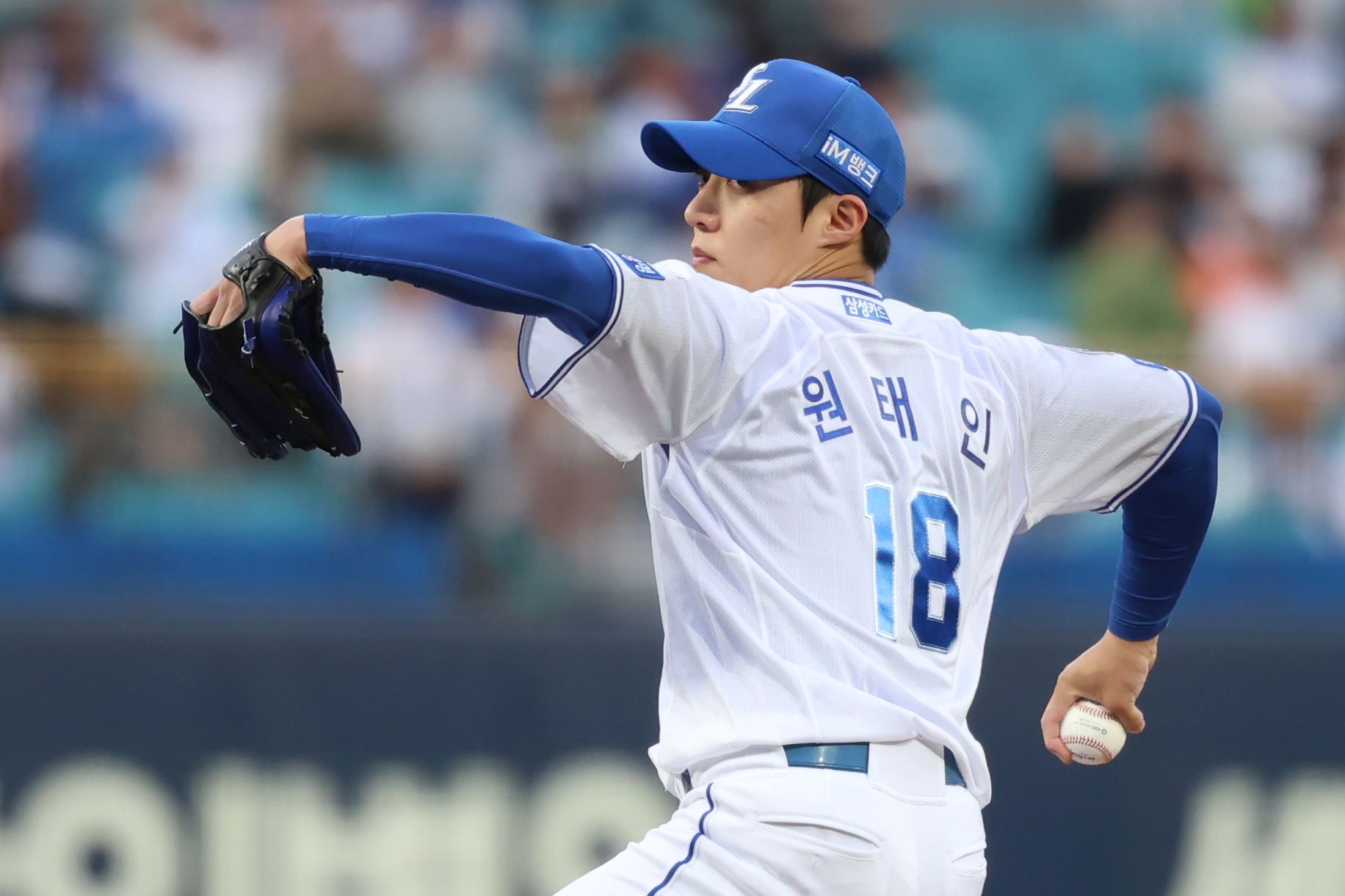 삼성 라이온즈는 4일 대구삼성라이온즈파크에서 열린 2025 신한 SOL Bank KBO리그 한화 이글스와의 홈경기에서 5-0 완승을 거뒀다. 삼성 선발 원태인은 7이닝 무실점 호투를 펼치고 시즌 첫 승을 달성했다. 삼성 라이온즈