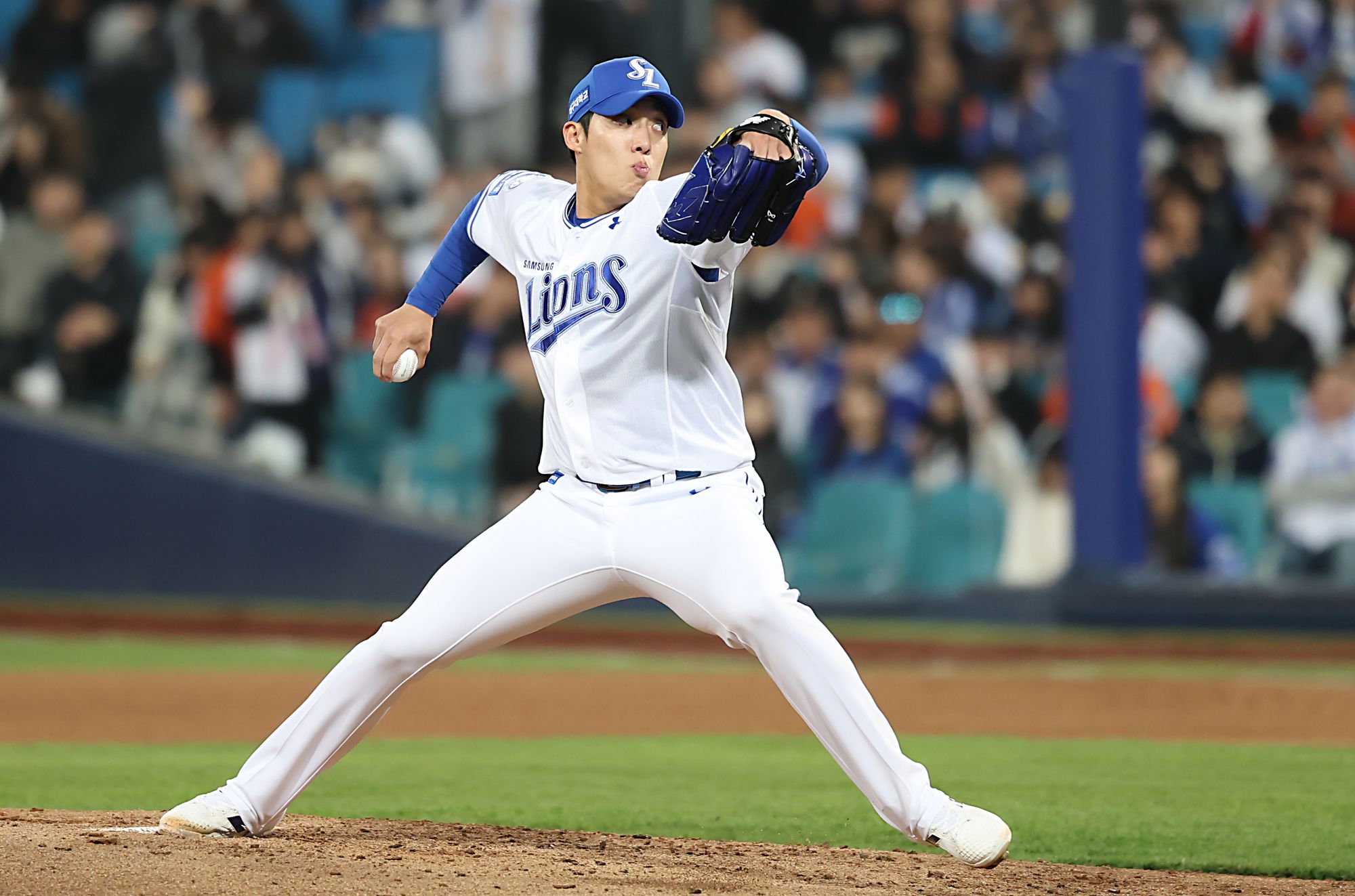 삼성 라이온즈는 4일 대구삼성라이온즈파크에서 열린 2025 신한 SOL Bank KBO리그 한화 이글스와의 홈경기에서 5-0 완승을 거뒀다. 삼성 선발 원태인은 7이닝 무실점 호투를 펼치고 시즌 첫 승을 달성했다. 삼성 라이온즈