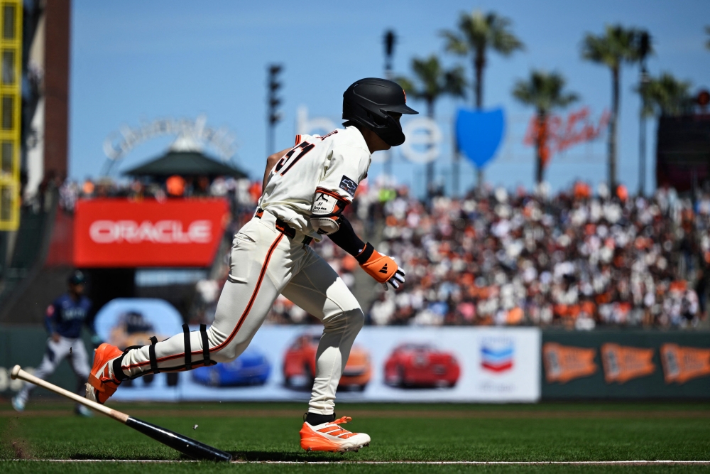 샌프란시스코 자이언츠 외야수 이정후가 5일 미국 캘리포니아주 샌프란시스코의 오라클파크에서 열린 2025 미국프로야구 메이저리그 시애틀 매리너스와의 홈경기에 3번타자 겸 중견수로 선발 출전해 6타수 1안타 1타점 1득점 1도루를 기록했다. 이정후의 시즌 타율은 0.278에서 0.250으로 떨어졌다. AFP 연합뉴스