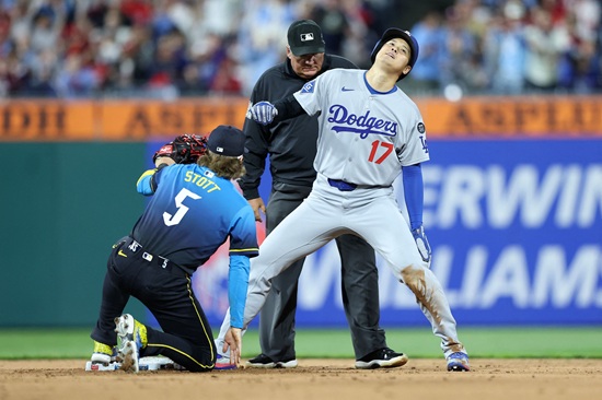 LA 다저스가 5일 열린 필라델피아와 원정 경기에서 패해 개막 9연승 도전에 실패했다. 오타니 쇼헤이는 4타수 1안타를 기록한 가운데 8회 초 추격 분위기에서 무리한 2루 도루로 아웃돼 찬물을 끼얹었다. AFP 연합뉴