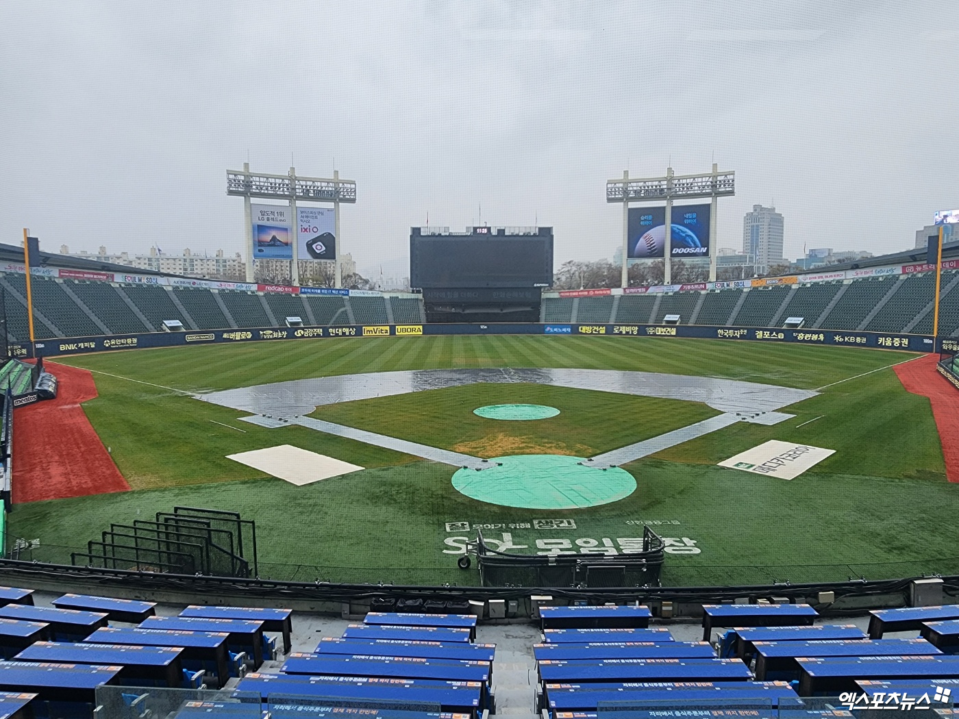 LG와 KIA는 5일 오후 2시 잠실구장에서 '2025 신한 SOL Bank KBO 리그' 정규시즌 2차전을 치를 예정이다. 현재 그라운드에는 방수포가 깔려 있다. 잠실, 박정현 기자
