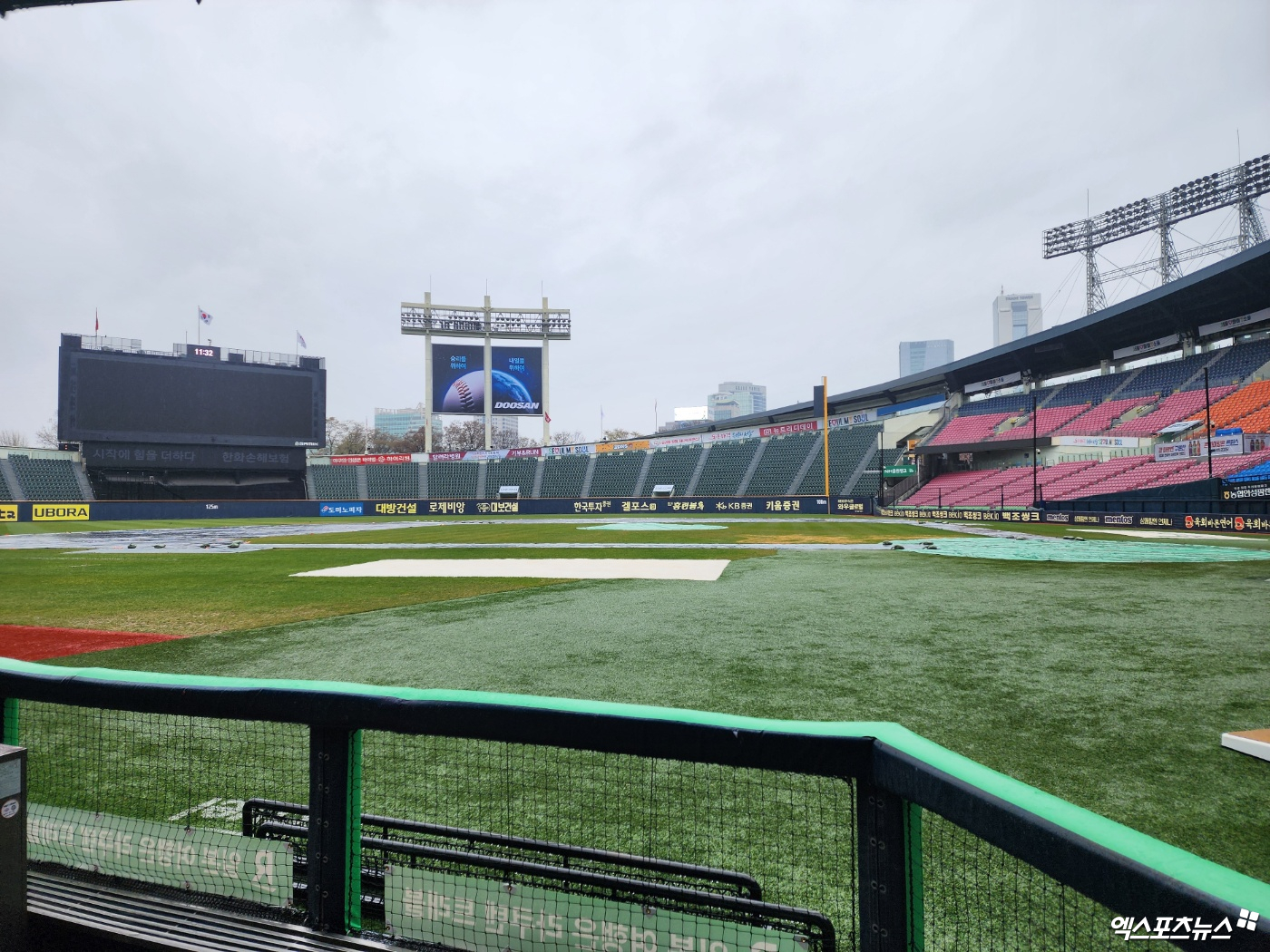 LG와 KIA는 5일 오후 2시 잠실구장에서 '2025 신한 SOL Bank KBO 리그' 정규시즌 2차전을 예정이었으나 그라운드를 흠뻑 적신 빗줄기 탓에 맞대결을 다음으로 미뤄야 했다,. 잠실, 박정현 기자