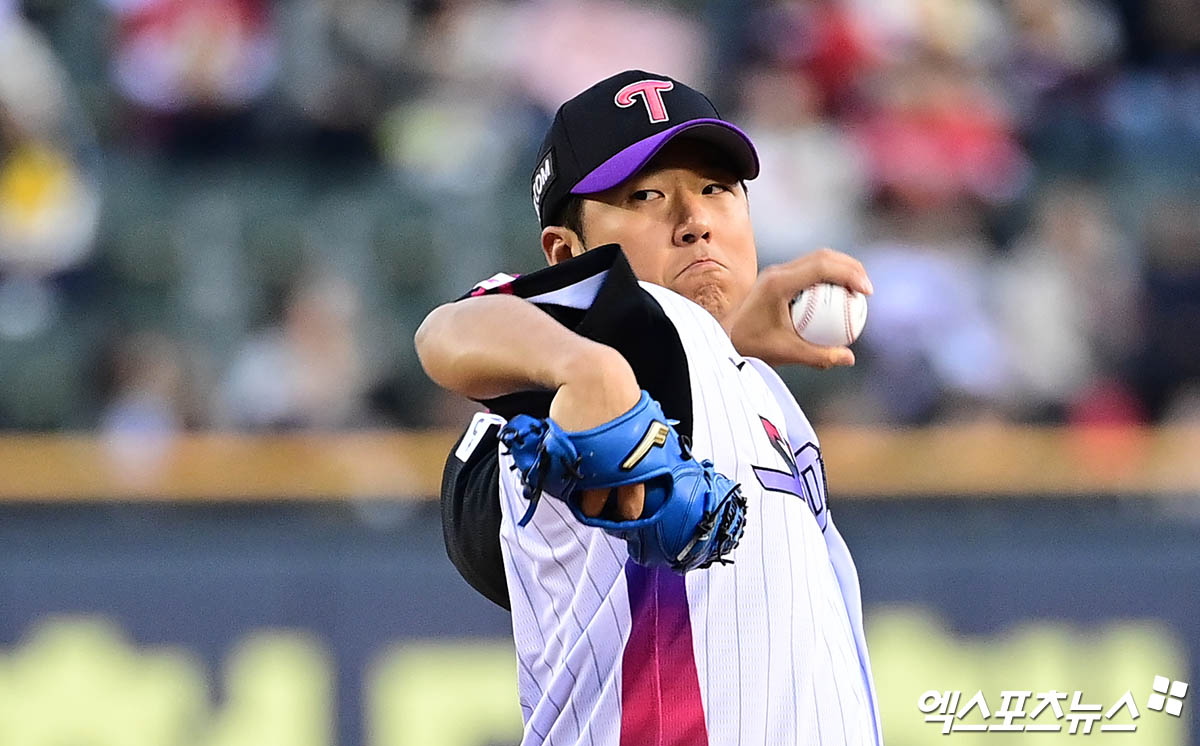 LG 투수 송승기는 지난 4일 잠실구장에서 열린 '2025 신한 SOL Bank KBO 리그' KIA와 정규시즌 첫 번째 맞대결에서 선발 등판했다. 초반 위기를 잘 이겨내며 5이닝 2실점으로 승리 투수가 됐다. 엑스포츠뉴스 DB
