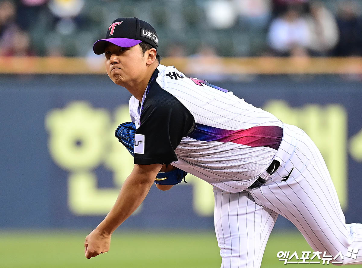 LG 투수 송승기는 지난 4일 잠실구장에서 열린 '2025 신한 SOL Bank KBO 리그' KIA와 정규시즌 첫 번째 맞대결에서 선발 등판했다. 초반 위기를 잘 이겨내며 5이닝 2실점으로 승리 투수가 됐다. 엑스포츠뉴스 DB
