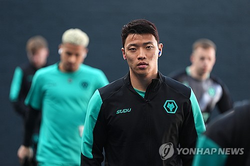 비토르 페레이라 감독이 이끄는 울버햄튼이 6일(한국시간) 영국 입스위치에 있는 포트먼 로드에서 열린 입스위치 타운과의 2024-2025시즌 프리머이륵 31라운드 원정 경기에서 2-1로 역전승을 거뒀다.   황희찬은 이날 교체 명단에 들어 후반 교체 투입을 준비했지만, 동료 외르겐 스트란드 라르센의 역전 골이 터지면서 교체하지 못해 3경기 연속 결장해야 했다.연합뉴스