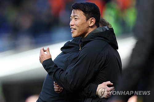 비토르 페레이라 감독이 이끄는 울버햄튼이 6일(한국시간) 영국 입스위치에 있는 포트먼 로드에서 열린 입스위치 타운과의 2024-2025시즌 프리머이륵 31라운드 원정 경기에서 2-1로 역전승을 거뒀다.   황희찬은 이날 교체 명단에 들어 후반 교체 투입을 준비했지만, 동료 외르겐 스트란드 라르센의 역전 골이 터지면서 교체하지 못해 3경기 연속 결장해야 했다.연합뉴스