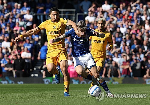 비토르 페레이라 감독이 이끄는 울버햄튼이 6일(한국시간) 영국 입스위치에 있는 포트먼 로드에서 열린 입스위치 타운과의 2024-2025시즌 프리머이륵 31라운드 원정 경기에서 2-1로 역전승을 거뒀다.   황희찬은 이날 교체 명단에 들어 후반 교체 투입을 준비했지만, 동료 외르겐 스트란드 라르센의 역전 골이 터지면서 교체하지 못해 3경기 연속 결장해야 했다.연합뉴스
