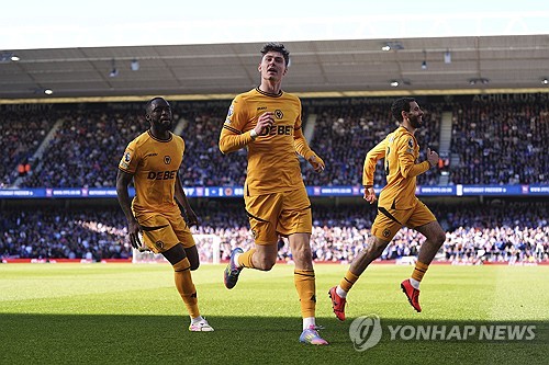 비토르 페레이라 감독이 이끄는 울버햄튼이 6일(한국시간) 영국 입스위치에 있는 포트먼 로드에서 열린 입스위치 타운과의 2024-2025시즌 프리머이륵 31라운드 원정 경기에서 2-1로 역전승을 거뒀다.   황희찬은 이날 교체 명단에 들어 후반 교체 투입을 준비했지만, 동료 외르겐 스트란드 라르센의 역전 골이 터지면서 교체하지 못해 3경기 연속 결장해야 했다.연합뉴스